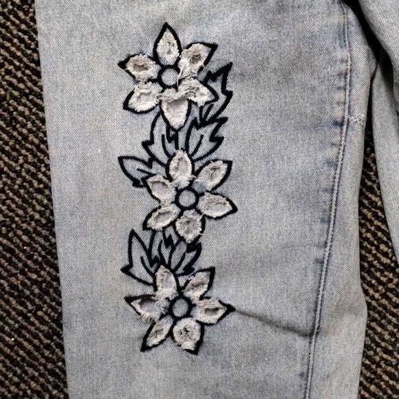 Vintage High Rise Zip Code Jeans Size 9/10 Heavily Distressed Flowers Mom jeans - Picture 5 of 17